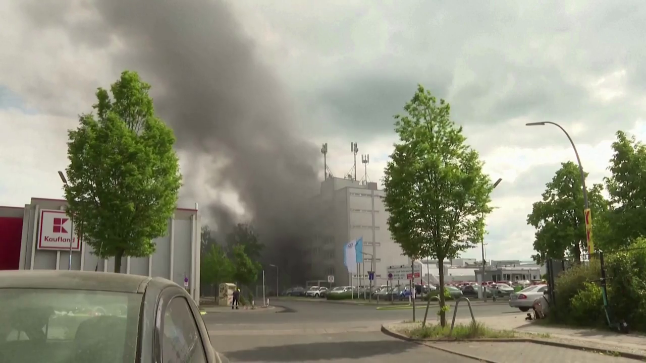 Se desata un gran incendio en una de las plantas de Berlín que desarrolla armas para Ucrania Se desata un gran incendio en una de las plantas de Berlín que desarrolla armas para Ucrania