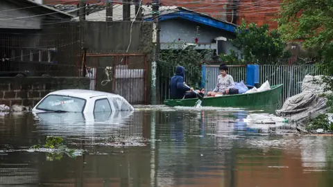 Fuertes inundaciones dejan decenas de muertos y desaparecidos en Brasil Fuertes inundaciones dejan decenas de muertos y desaparecidos en Brasil