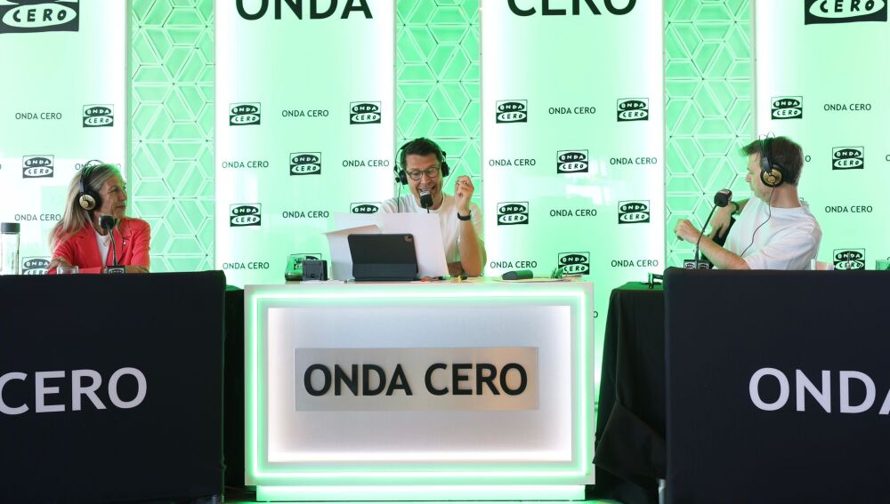 Momento del programa 'Por fin no es lunes' con Jaime Cantizano y Carmen Ferrer