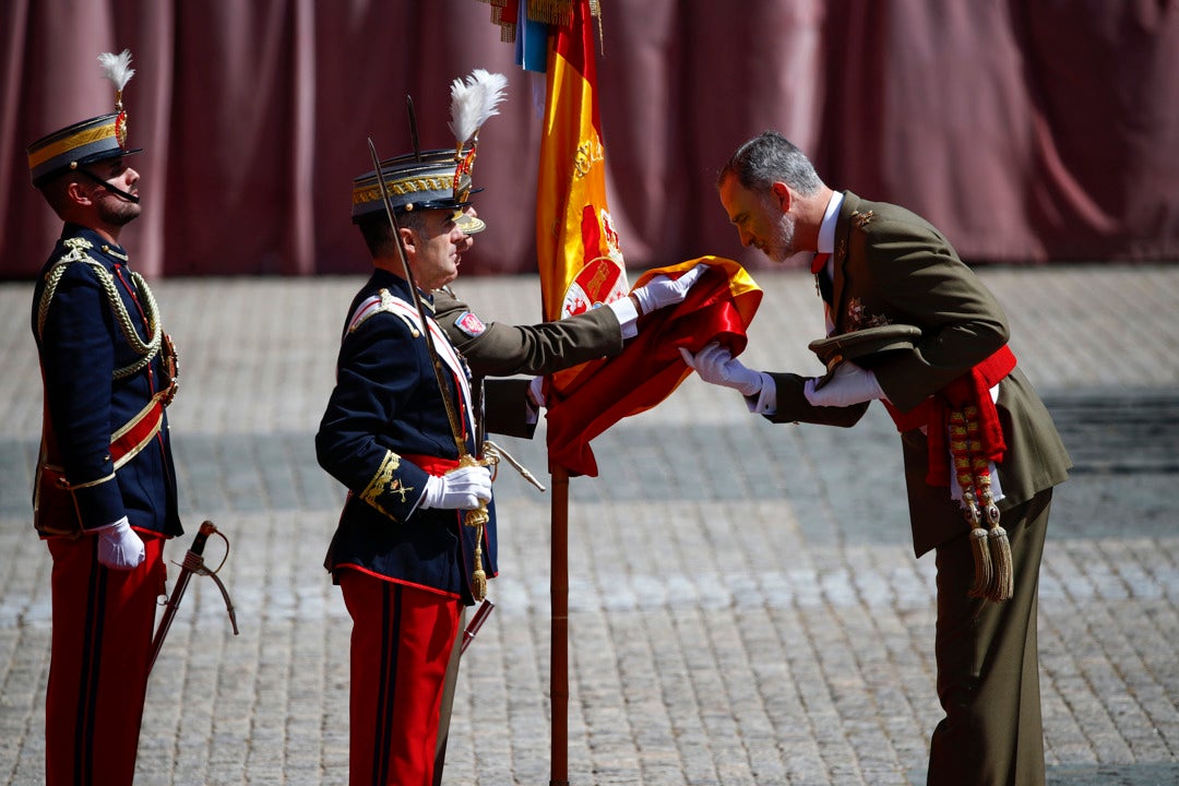 Felipe VI vuelve a jurar la bandera 40 años después con la princesa Leonor como testigo Felipe VI vuelve a jurar la bandera 40 años después con la princesa Leonor como testigo
