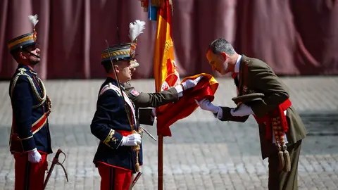 El rey Felipe jura de bandera por el 40 aniversario de su promoción del Ejército de Tierra, de la que la princesa Leonor es testigo al estar formada en el patio de armas con los otros cadetes de su curso, este sábado en la Academia General Militar (AGM) de Zaragoza. Felipe VI vuelve a jurar la bandera 40 años después con la princesa Leonor como testigo
