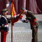 El rey Felipe jura de bandera por el 40 aniversario de su promoción del Ejército de Tierra, de la que la princesa Leonor es testigo al estar formada en el patio de armas con los otros cadetes de su curso, este sábado en la Academia General Militar (AGM) de Zaragoza. 