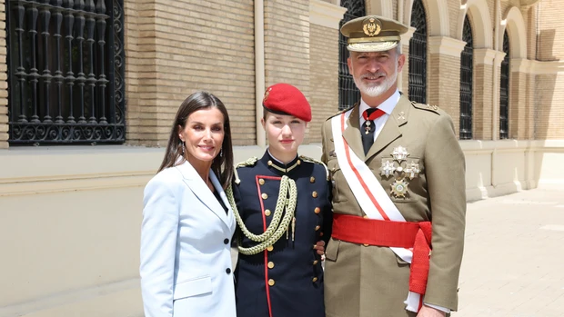 El rey Felipe VI y la reina Letizia, con la princesa Leonor en la jura de la bandera del Monarca en la AGM