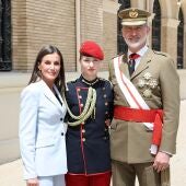 El rey Felipe VI y la reina Letizia, con la princesa Leonor en la jura de la bandera del Monarca en la AGM