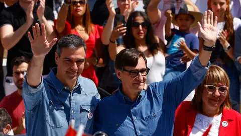 El secretario general del PSOE, Pedro Sánchez, junto al primer secretario del PSC y candidato a la Generalitat, Salvador Illa Illa avisa de que "la confianza es el peor adversario" y "nada está hecho"