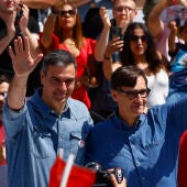 El secretario general del PSOE, Pedro Sánchez, junto al primer secretario del PSC y candidato a la Generalitat, Salvador Illa