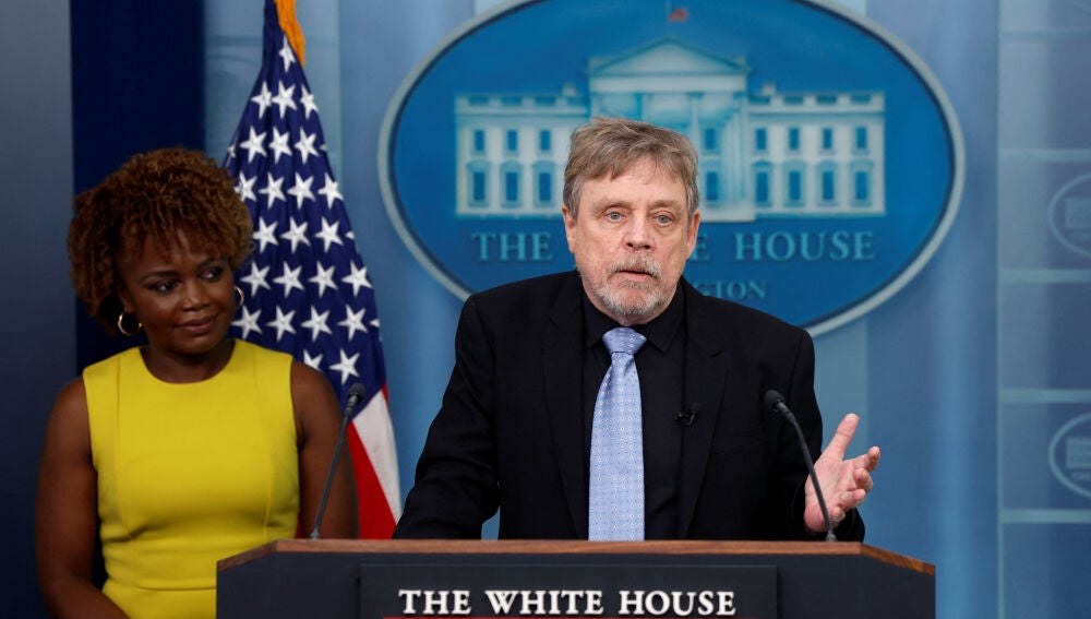 El actor Mark Hamill comparece ante los medios en la Casa Blanca tras su reunión con Joe Biden