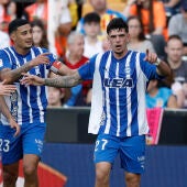 El defensa del Alavés, Javi López, celebra con sus compañero su gol