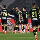 Los jugadores del Almería celebran el primer gol de su equipo