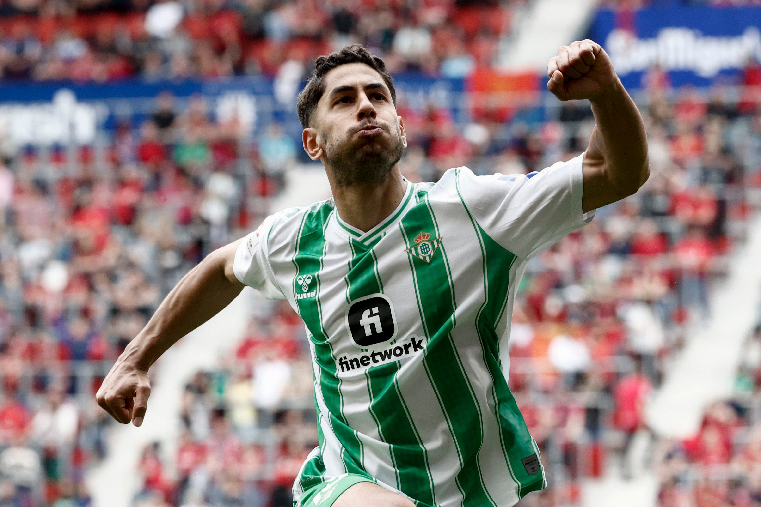 El Betis aprovecha la superioridad en El Sadar El Betis aprovecha la superioridad en El Sadar