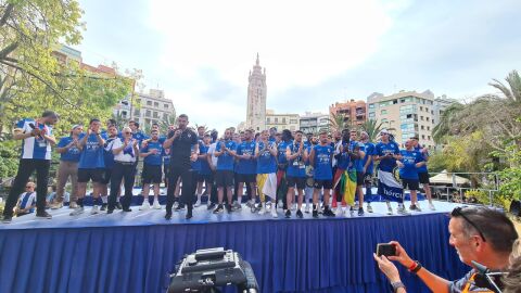 Los jugadores celebran el ascenso con la afici&oacute;n