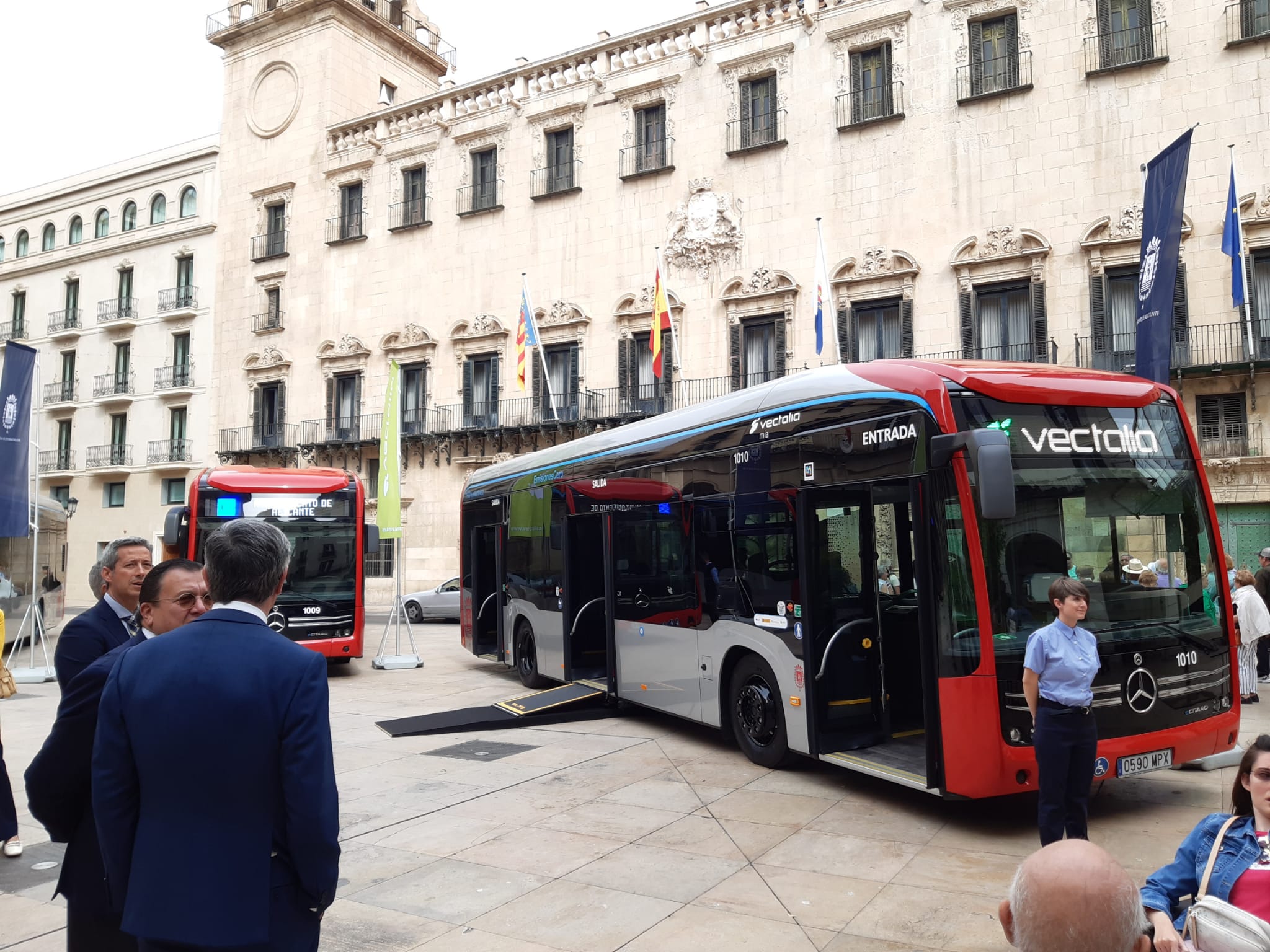 Alicante suma 48 autobuses sostenibles con la incorporación de otros cuatro vehículos eléctricos Alicante suma 48 autobuses sostenibles con la incorporación de otros cuatro vehículos eléctricos