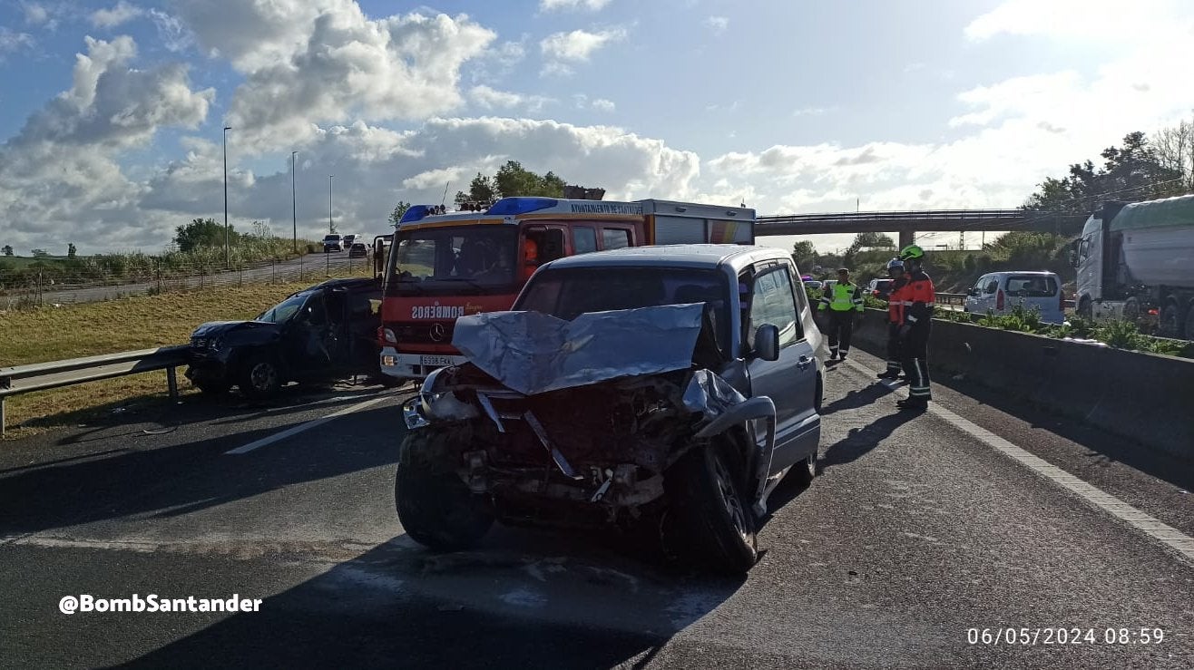 Un accidente múltiple con un herido grave provoca retenciones de cuatro kilómetros en la S-10 Un accidente múltiple con un herido grave provoca retenciones de cuatro kilómetros en la S-10