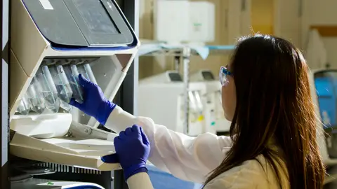 Imagen de archivo de un laboratorio. Imagen de archivo de un laboratorio.