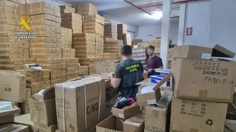 Agentes de la Guardia Civil en una de las naves industriales registradas en Elche durante la investigación. Agentes de la Guardia Civil en una de las naves industriales registradas en Elche durante la investigación.