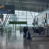 El Concello de Santiago estudiará si es necesario "algún refuerzo" de movilidad por el cierre del aeropuerto de Vigo El Concello de Santiago estudiará si es necesario "algún refuerzo" de movilidad por el cierre del aeropuerto de Vigo