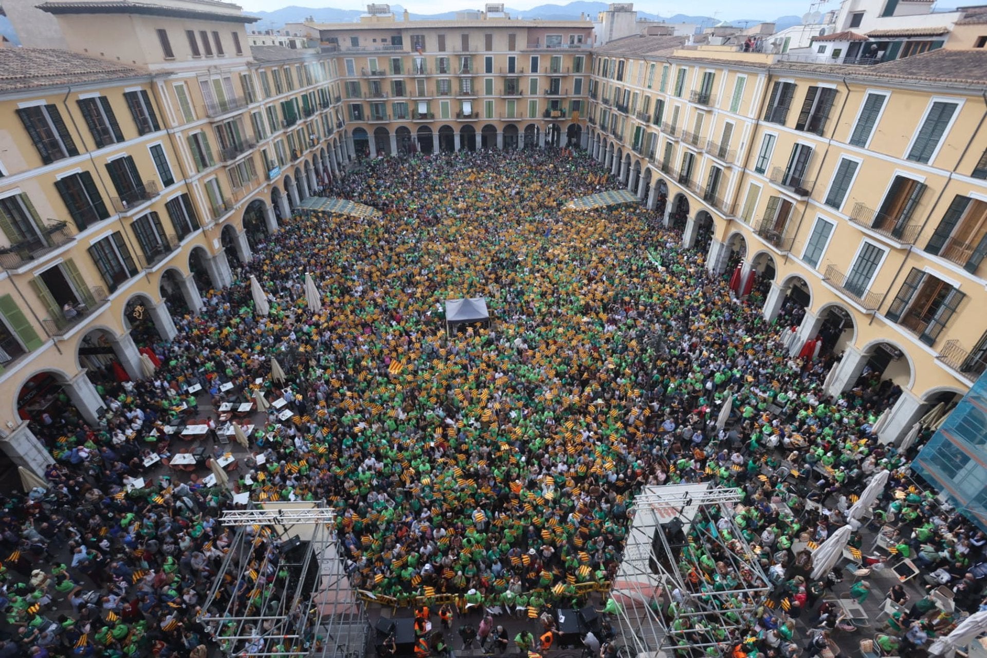 Miles de personas exigen en Palma defender el catalán frente a "políticas involutivas" de "una minoría fanática" Miles de personas exigen en Palma defender el catalán frente a "políticas involutivas" de "una minoría fanática"