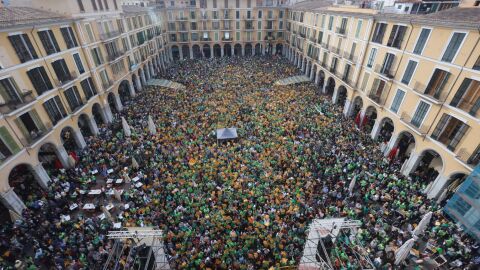 Miles de personas exigen en Palma defender el catal&aacute;n frente a &quot;pol&iacute;ticas involutivas&quot; de &quot;una minor&iacute;a fan&aacute;tica&quot;