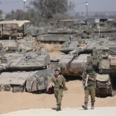 Vehículos blindados israelíes se reúnen a lo largo de la valla fronteriza con el sur de la Franja de Gaza, el 5 de mayo de 2024