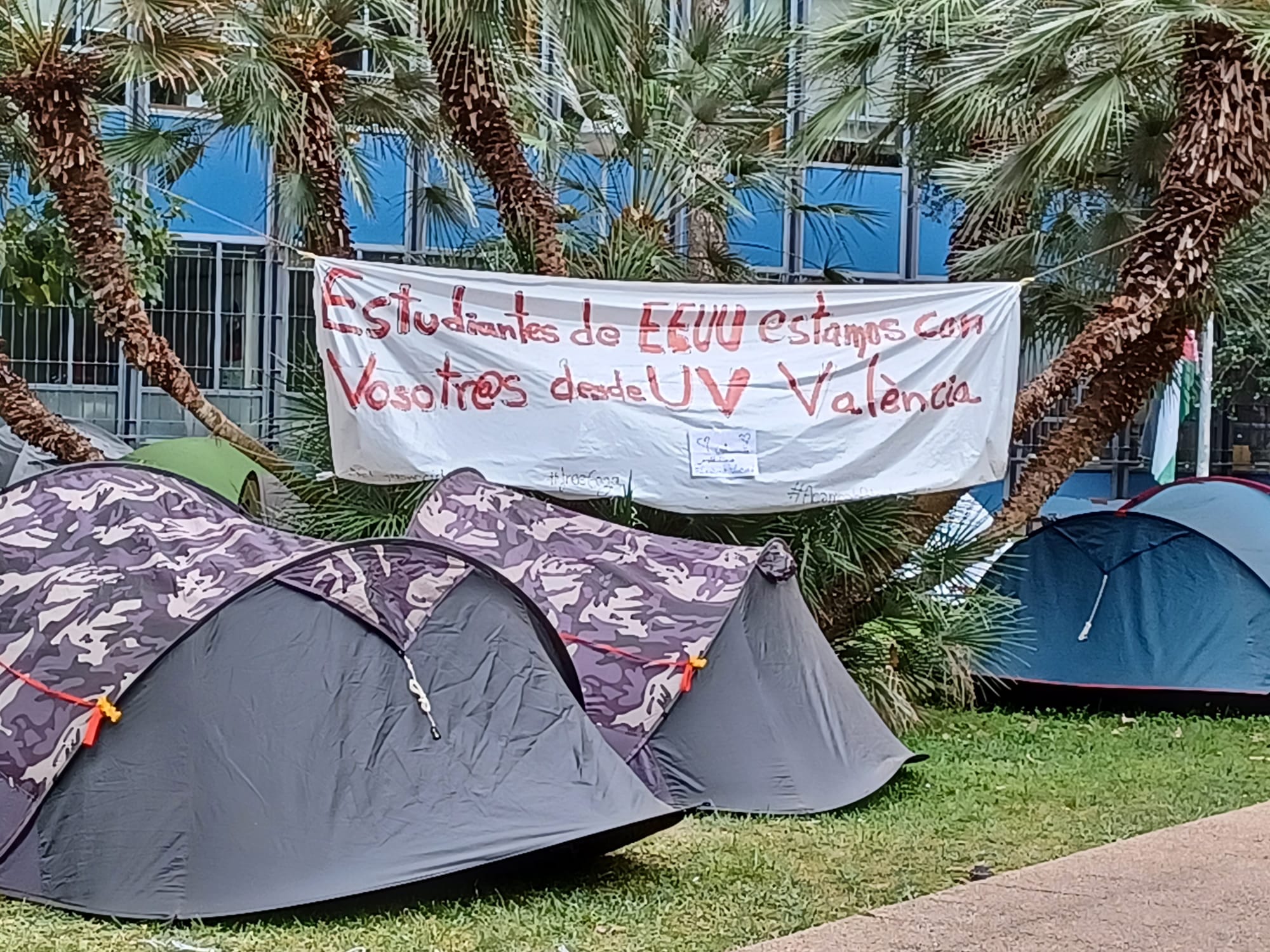 La acampada propalestina de València cumple una semana y "espera" respuestas del rectorado de la UV La acampada propalestina de València cumple una semana y "espera" respuestas del rectorado de la UV