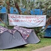 Imágenes de la acampada, este lunes en València. 