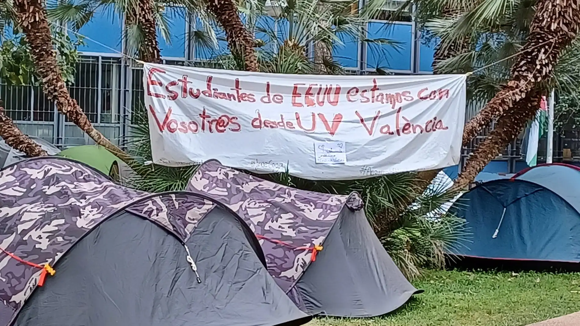 Imágenes de la acampada, este lunes en València. 