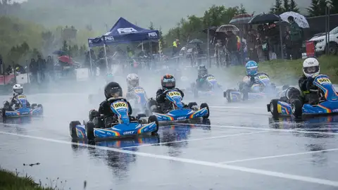 A chuvia non detivo aos mási de 70 equipos presentes no karting de A Madalena A chuvia non detivo aos mási de 70 equipos presentes no karting de A Madalena
