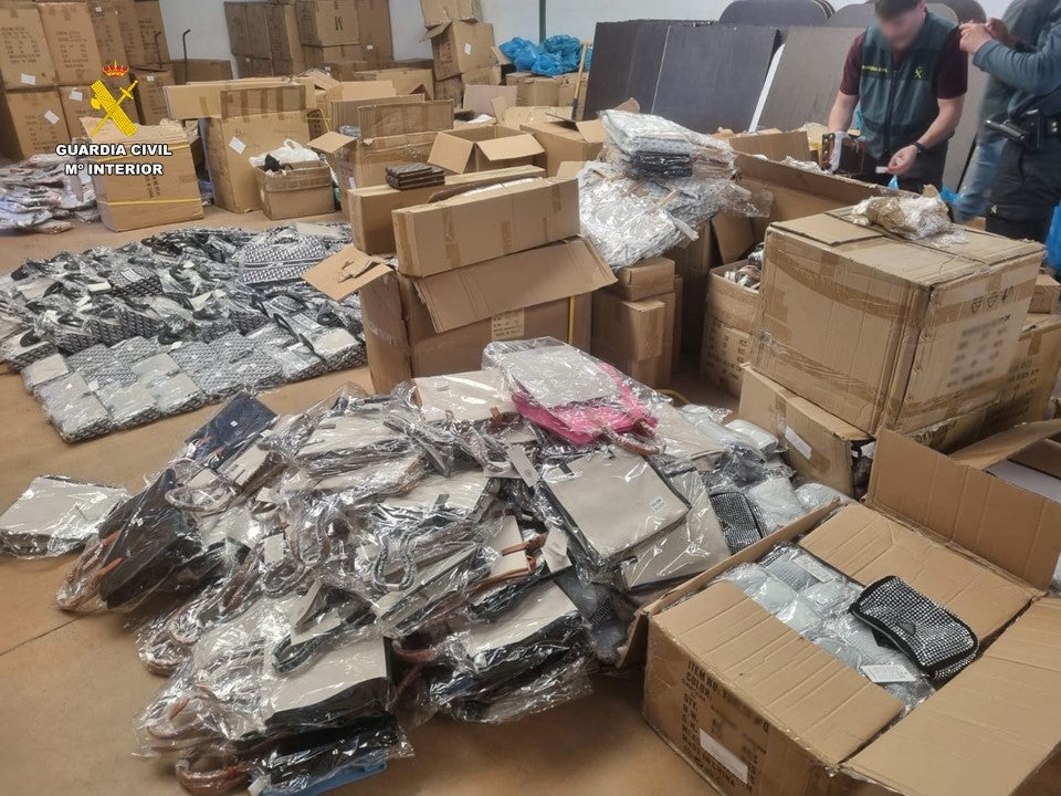 La Guardia Civil detiene a cinco personas por la importación y venta de productos falsificados en Torrevieja La Guardia Civil detiene a cinco personas por la importación y venta de productos falsificados en Torrevieja