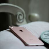 Imagen de archivo de un iPhone al lado de un reloj.