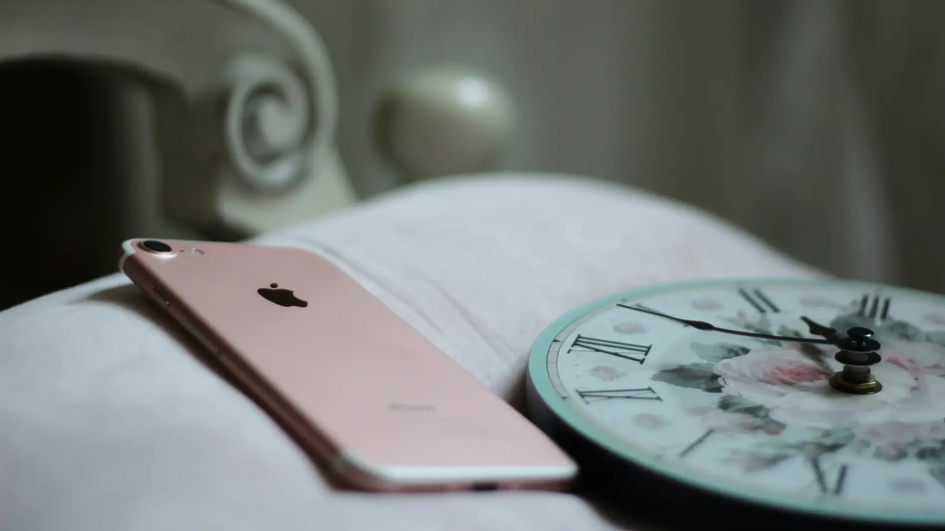 Imagen de archivo de un iPhone al lado de un reloj. Imagen de archivo de un iPhone al lado de un reloj.