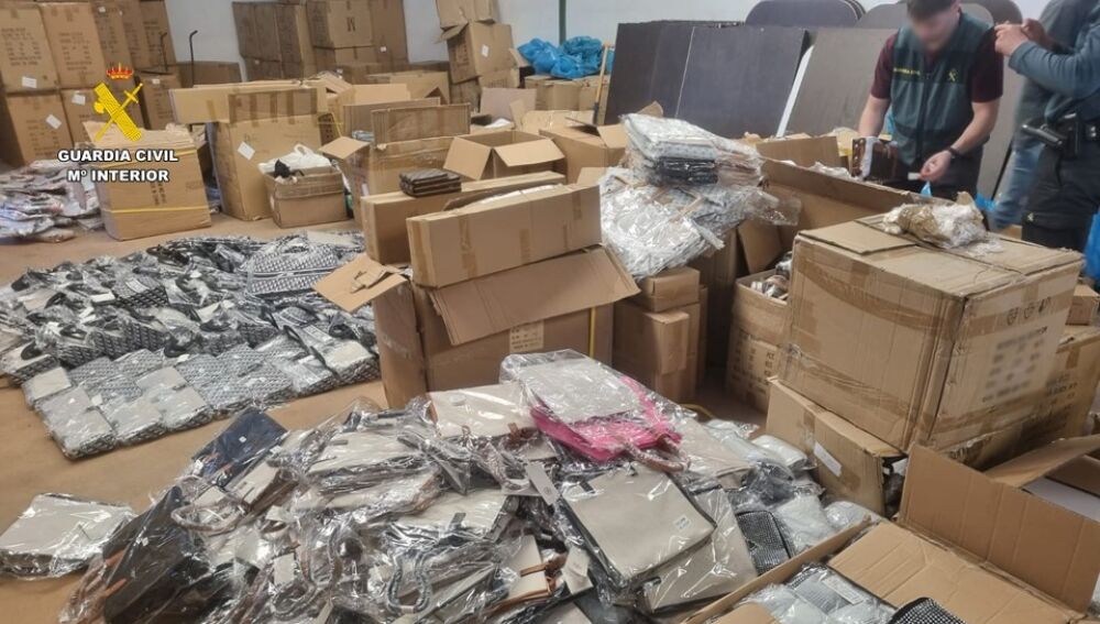 Parte de los productos falsificados intervenidos por la Guardia Civil.