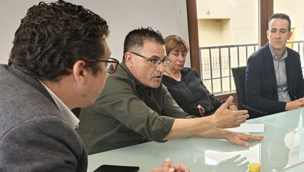 El diputado González de Zárate con los regantes de Polop