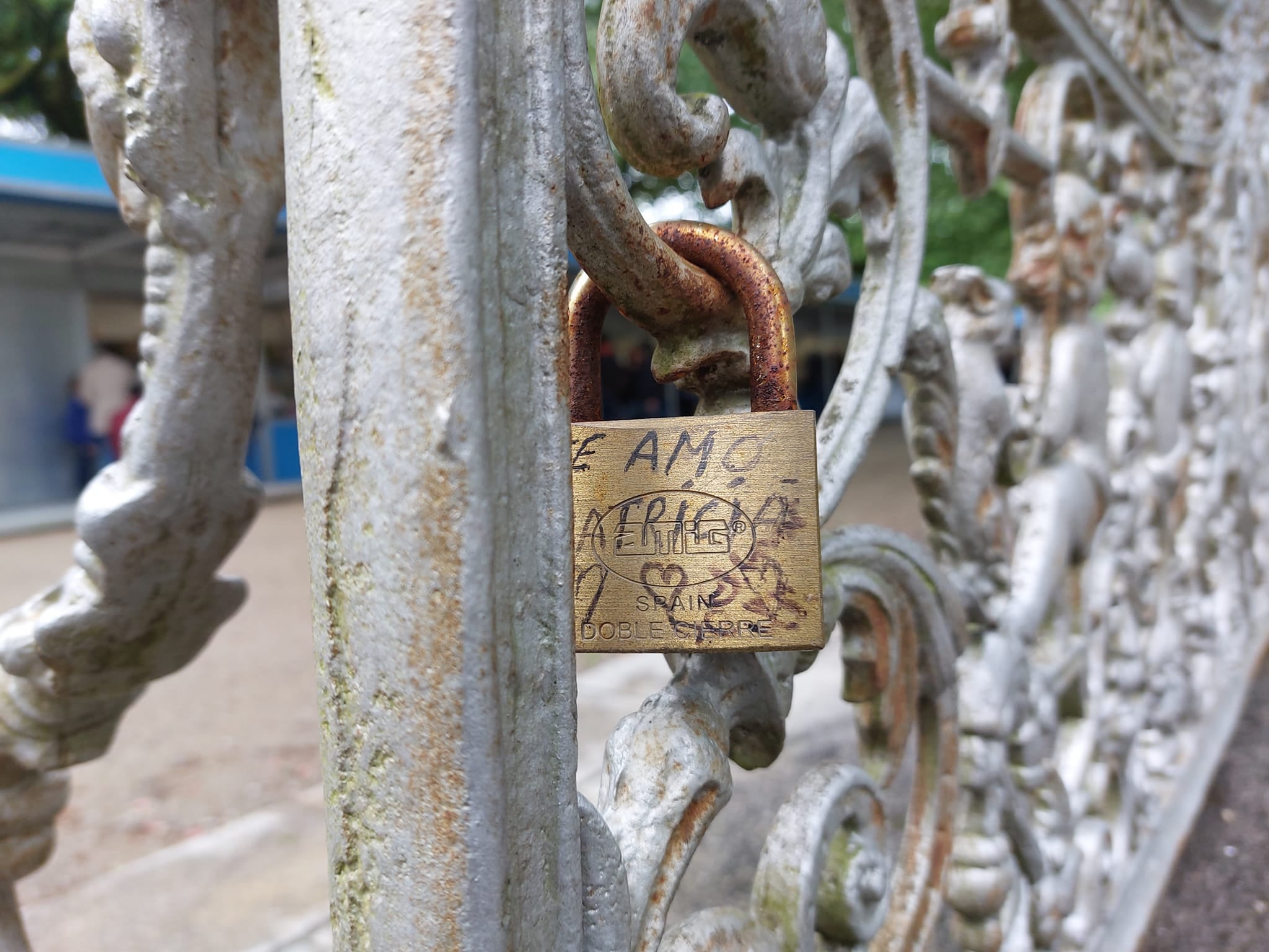"Chago" Martínez, maestro herrero compostelano: "Los bancos de la Alameda son históricos y los candados pueden provocar fracturas" "Chago" Martínez, maestro herrero compostelano: "Los bancos de la Alameda son históricos y los candados pueden provocar fracturas"