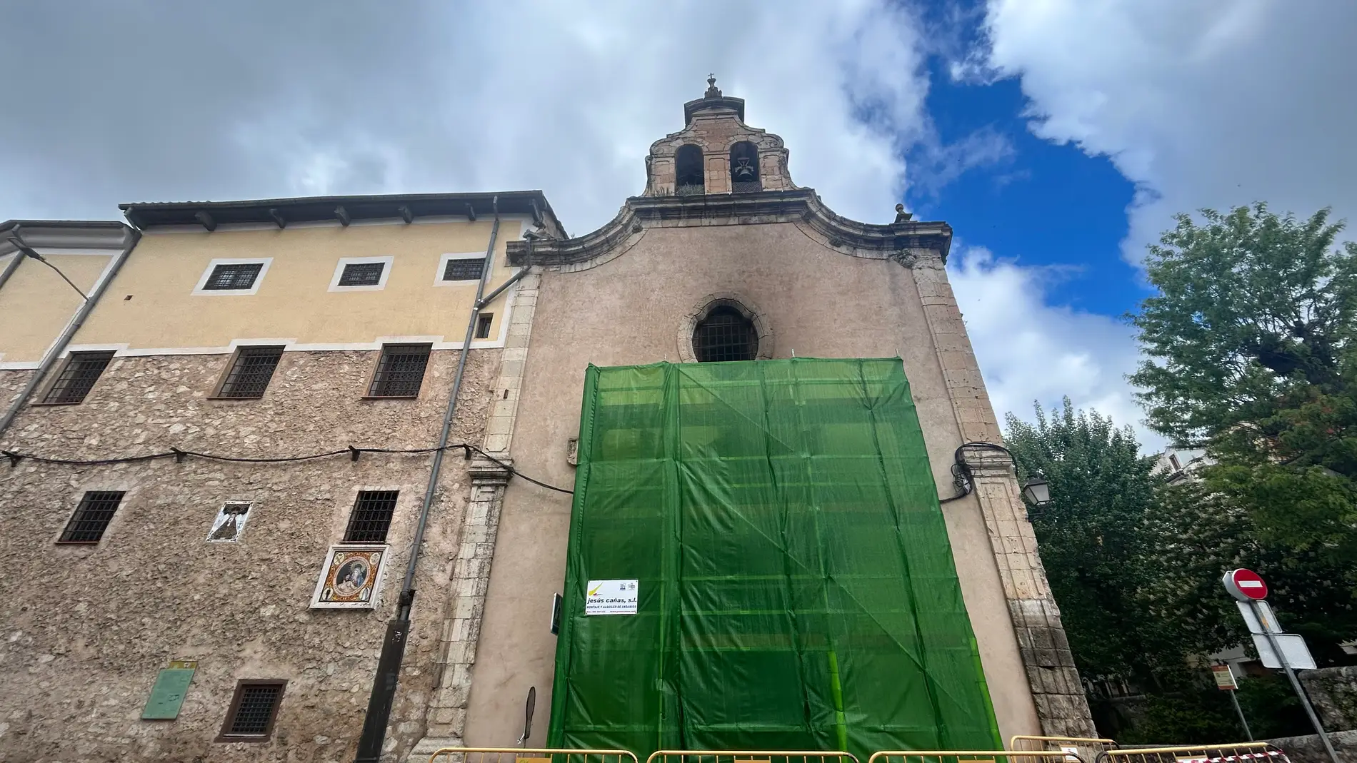 La puerta del edificio ya ha sido protegida para iniciar su restauración 