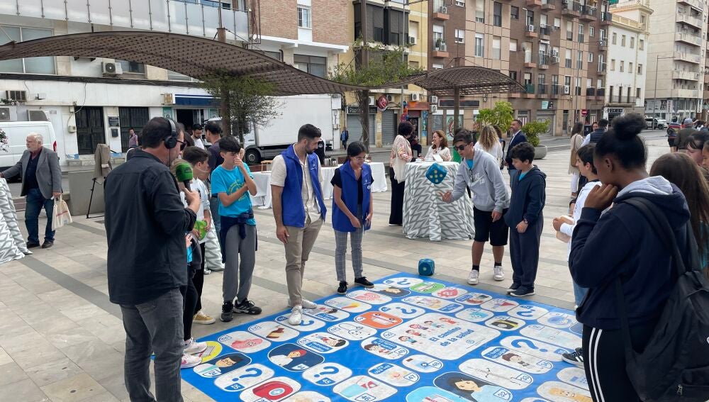 Programa especial Más de Uno Huelva emitido en directo desde la Plaza XII de Octubre con motivo de la Ruta Enfermera