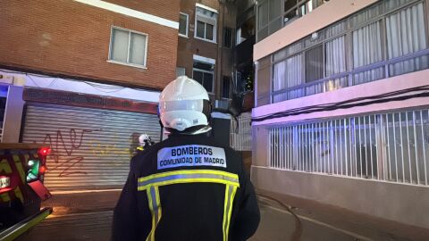 Dotaci&oacute;n de bomberos en un incendio de una vivienda en Alcal&aacute; de Henares