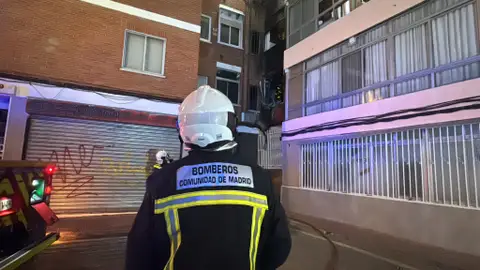 Fallece un hombre de 48 años en el incendio de su vivienda en Alcalá de Henares Dotación de bomberos en un incendio de una vivienda en Alcalá de Henares