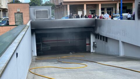 Acceso al garaje incendiado en Culleredo