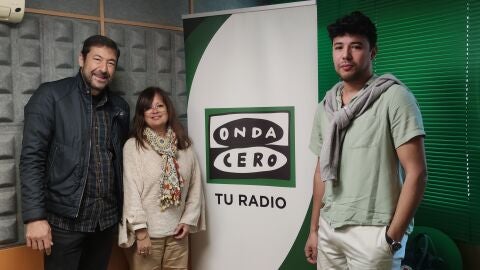 Conocemos a Chelo de Marín y a Youssef de Marruecos, alumnos de enseñanzas no regladas que nos visitan en compañía del director del centro de educación para adultos, Carlos Medina.