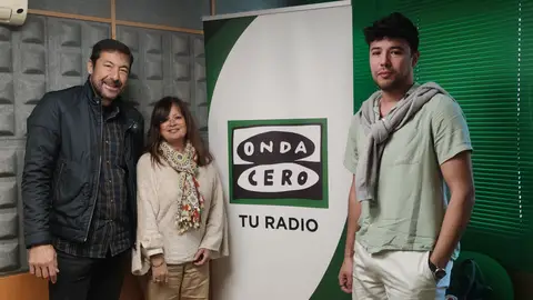 Conocemos a Chelo de Marín y a Youssef de Marruecos, alumnos de enseñanzas no regladas que nos visitan en compañía del director del centro de educación para adultos, Carlos Medina. Historias de aprendizaje en EPA Río Lérez