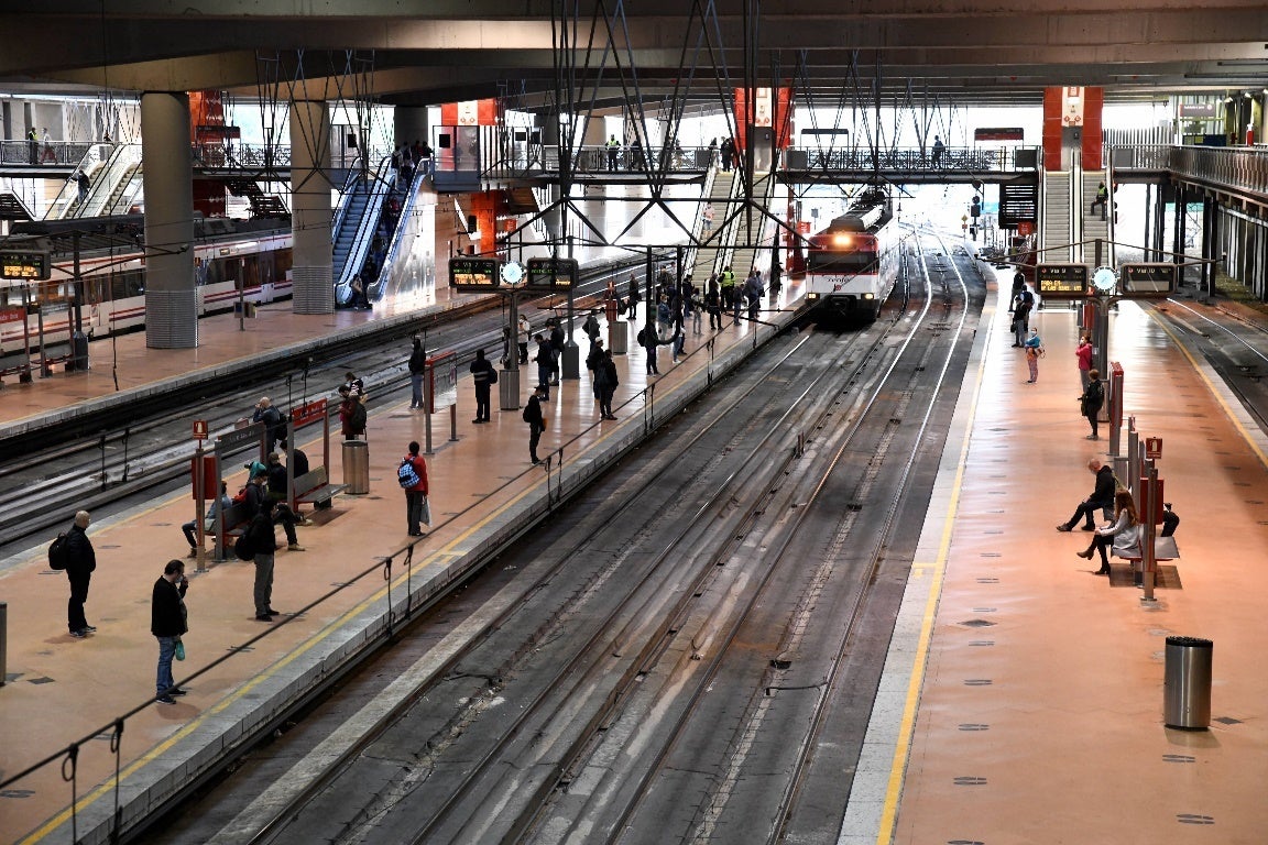 Decenas de viajeros del Cercanías de Madrid llegan a Atocha andando tras una hora "encerrados y sin aire" Decenas de viajeros del Cercanías de Madrid llegan a Atocha andando tras una hora "encerrados y sin aire"