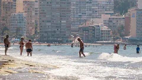 Vista general de los bañistas en la playa de Levante de Benidorm. Vista general de los bañistas en la playa de Levante de Benidorm.