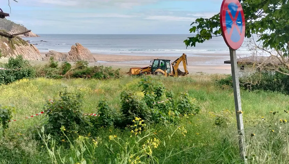 Excavadora iniciando trabajos de Costas en la playa de Otur. Excavadora iniciando trabajos de Costas en la playa de Otur.