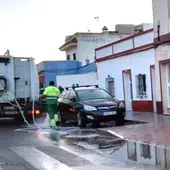 Un camión baldeando una calle de San Fernando Un camión baldeando una calle de San Fernando