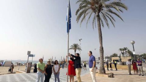 Izado de la bandera azul el año pasado en el Postiguet