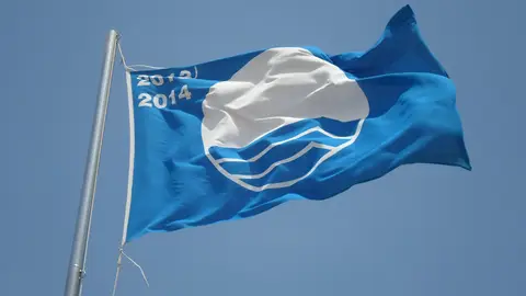 Imagen de archivo de una Bandera azul en una playa de España. Imagen de archivo de una Bandera azul en una playa de España.