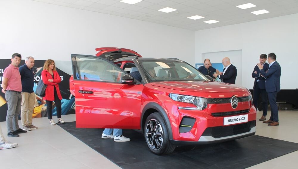 Los responsables de Garage Castellón muestran las características del nuevo Citröen.