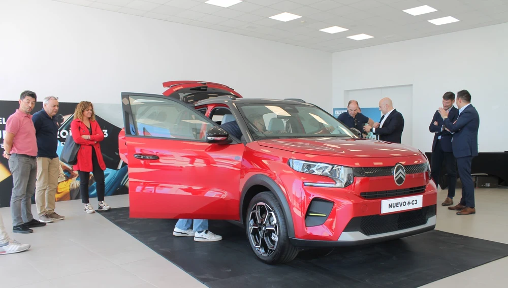 Los responsables de Garage Castellón muestran las características del nuevo Citröen. Los responsables de Garage Castellón muestran las características del nuevo Citröen.