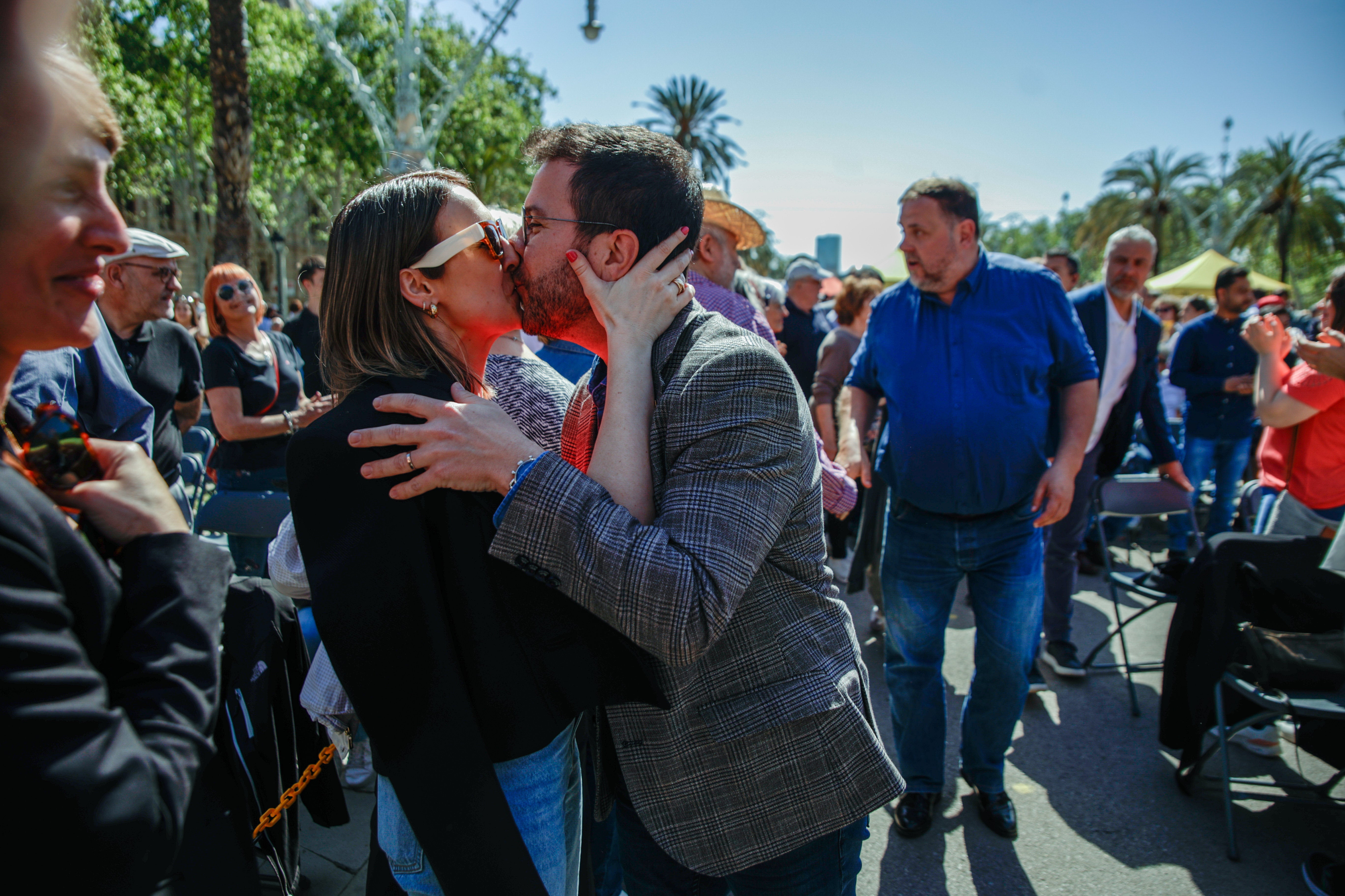 La vida más personal de Pere Aragonès: su mujer, hijos, familia, sus estudios... La vida más personal de Pere Aragonès: su mujer, hijos, familia, sus estudios...