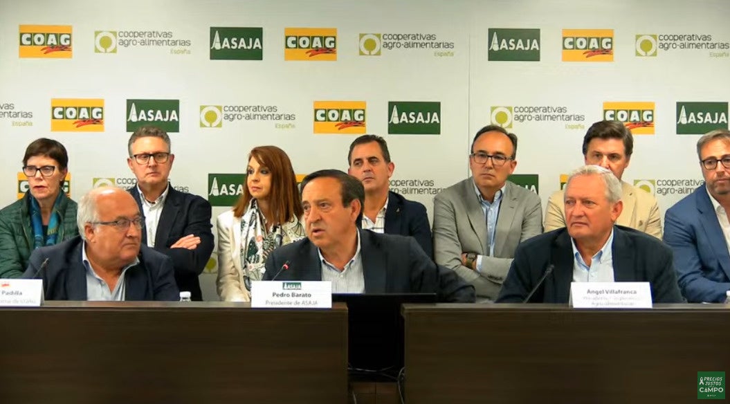 Agricultores y ganaderos insisten en llegar a un acuerdo con el Ministerio para mejorar un sector sin relevo generacional Agricultores y ganaderos insisten en llegar a un acuerdo con el Ministerio para mejorar un sector sin relevo generacional
